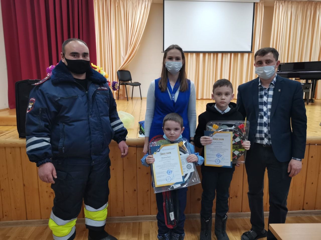 В Дрожжаном наградили победителей на лучшую новогоднюю ёлочную игрушку, поделку по БДД  и видеороликов «Фликер – добрый друг»