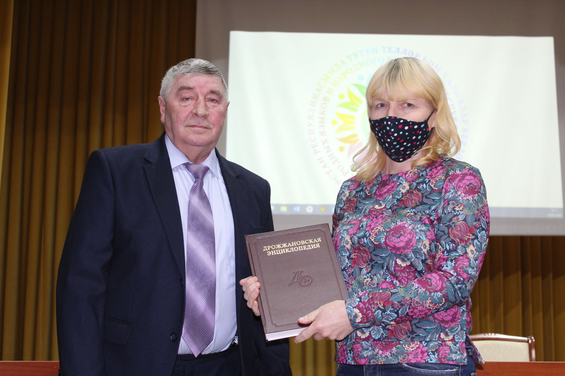 Библиотеки района получили в дар Дрожжановскую энциклопедию