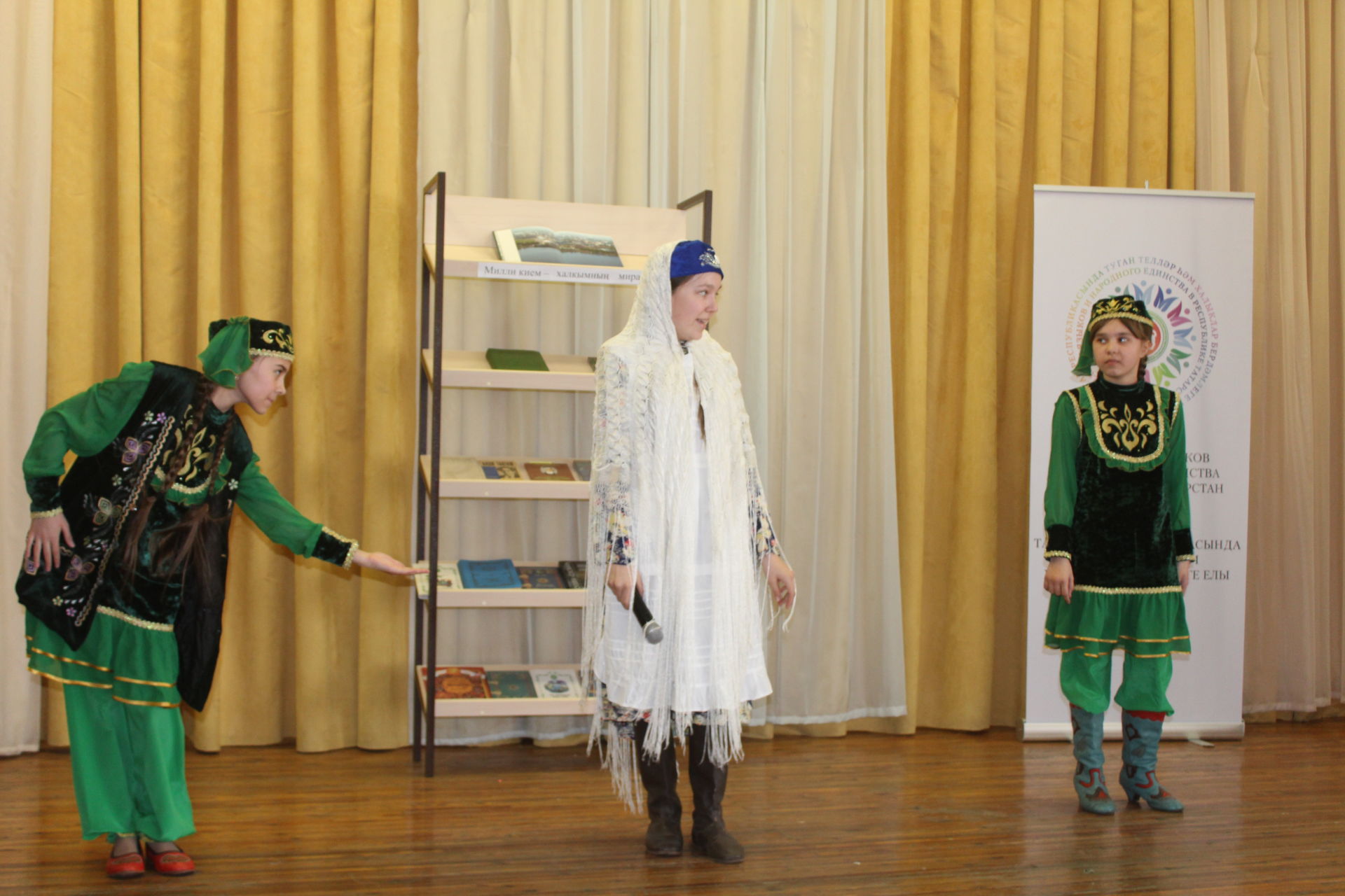 Дрожжановские школьники презентовали национальные костюмы