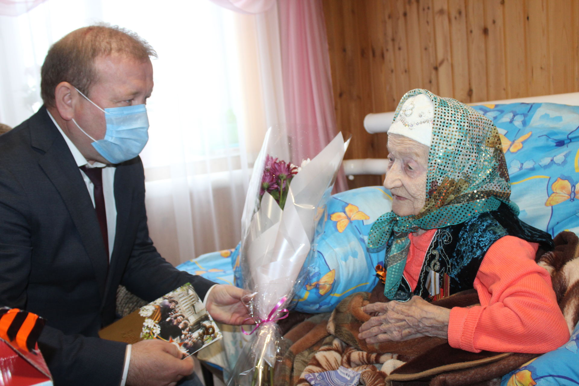 В Дрожжановском районе ветеранам войны и вдовам ветеранов вручили подарки Президента РТ