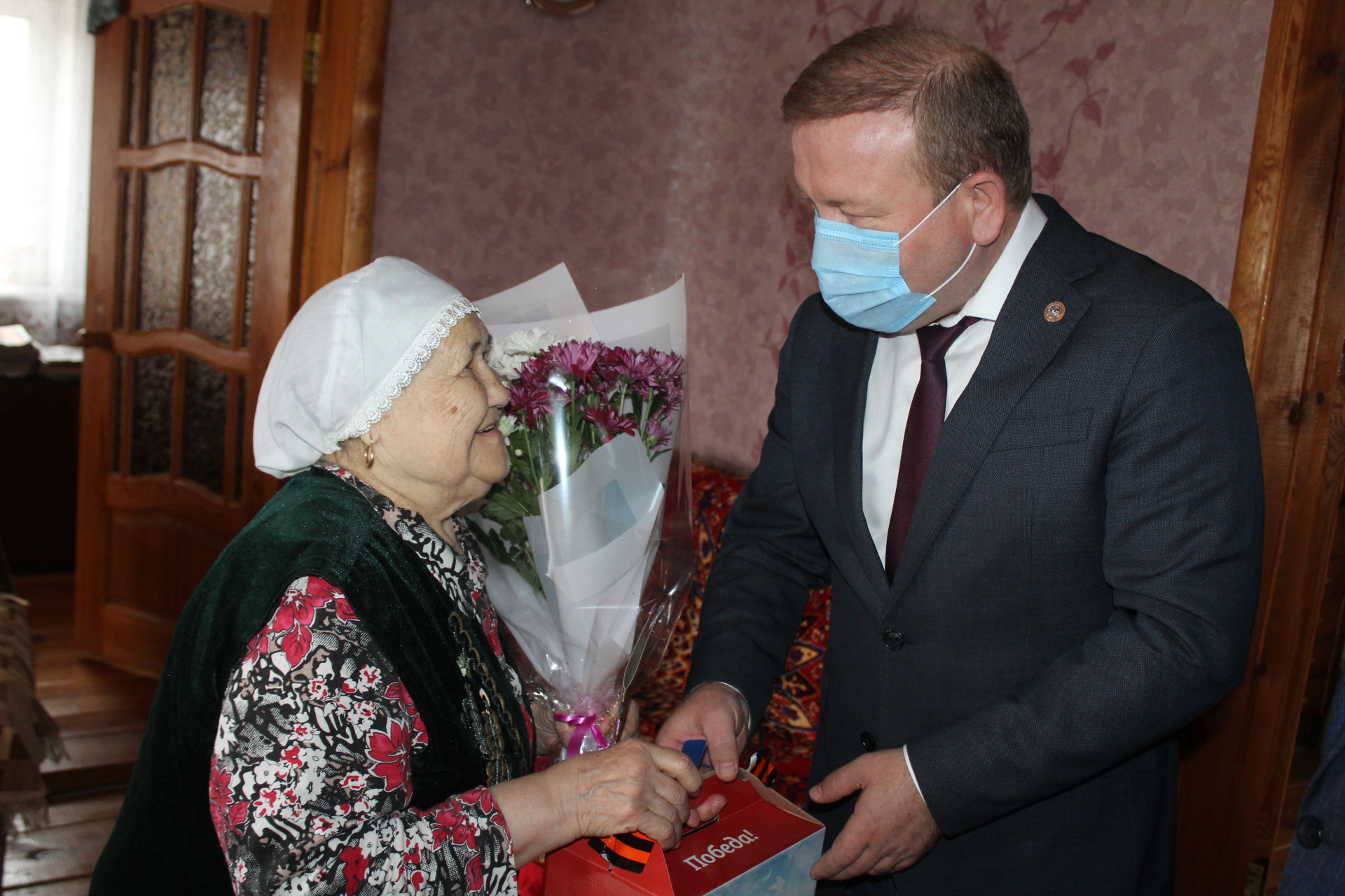 В Дрожжановском районе ветеранам войны и вдовам ветеранов вручили подарки Президента РТ