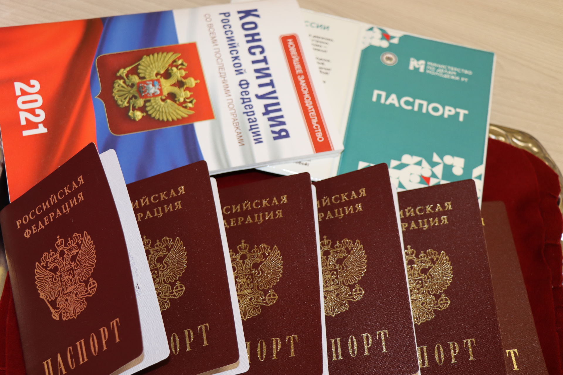 Яшь чүпрәлеләр Россия көне алдыннан паспортлы булдылар
