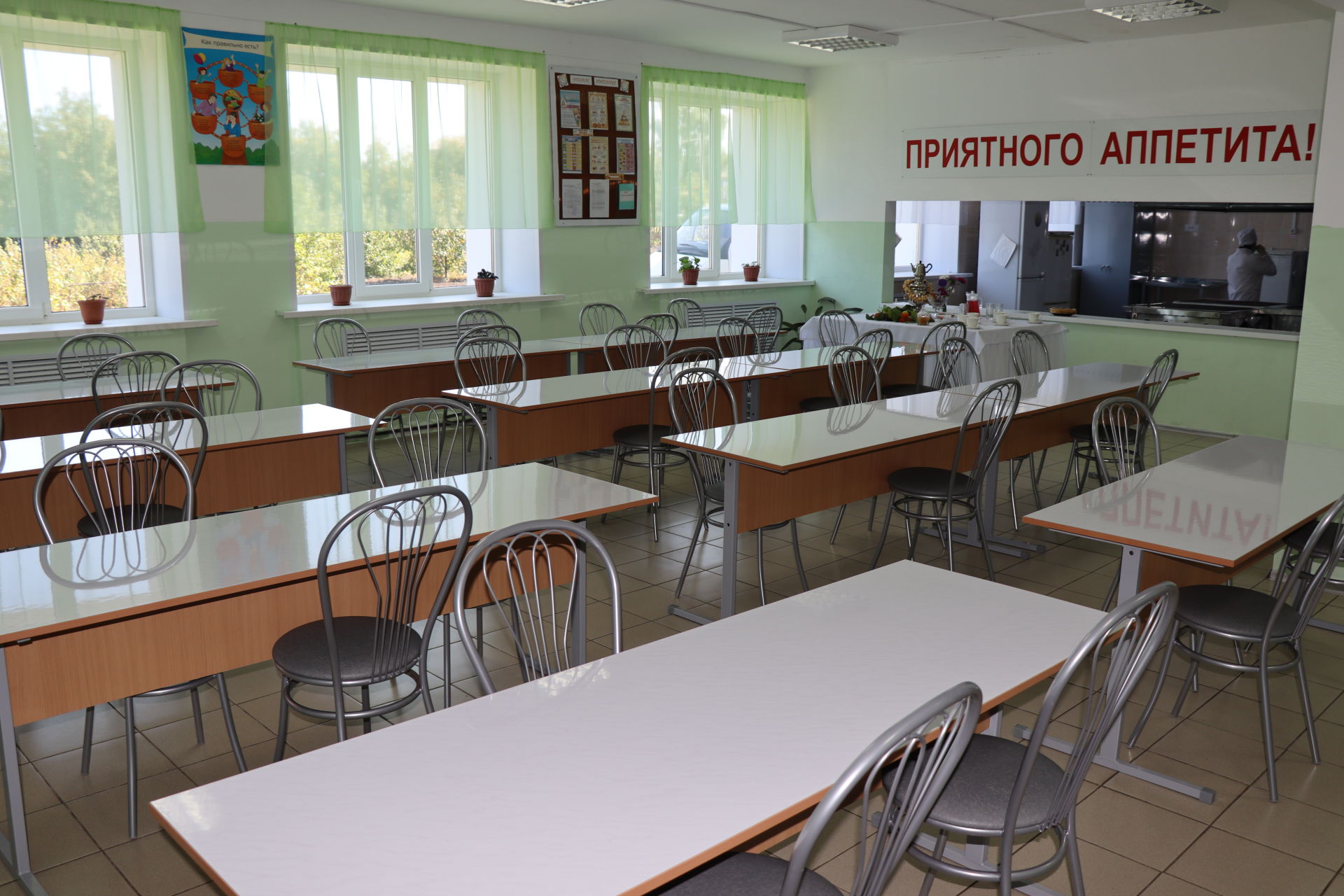 Марат Гафаров проверил готовность школ, в которых к новому учебному году созданы пищеблоки