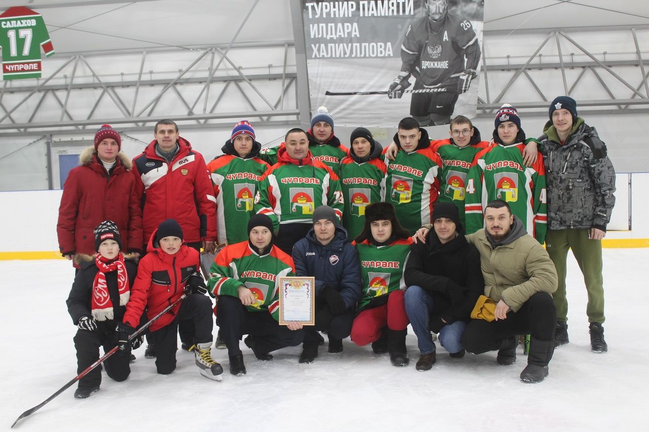 В Дрожжаном кайбицкие хоккеисты завоевали переходящий кубок турнира памяти Ильдара Халиуллова