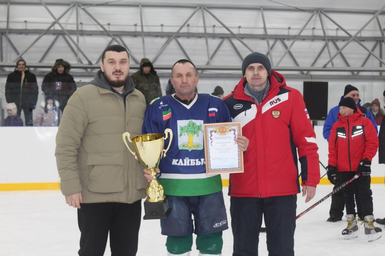 В Дрожжаном кайбицкие хоккеисты завоевали переходящий кубок турнира памяти Ильдара Халиуллова