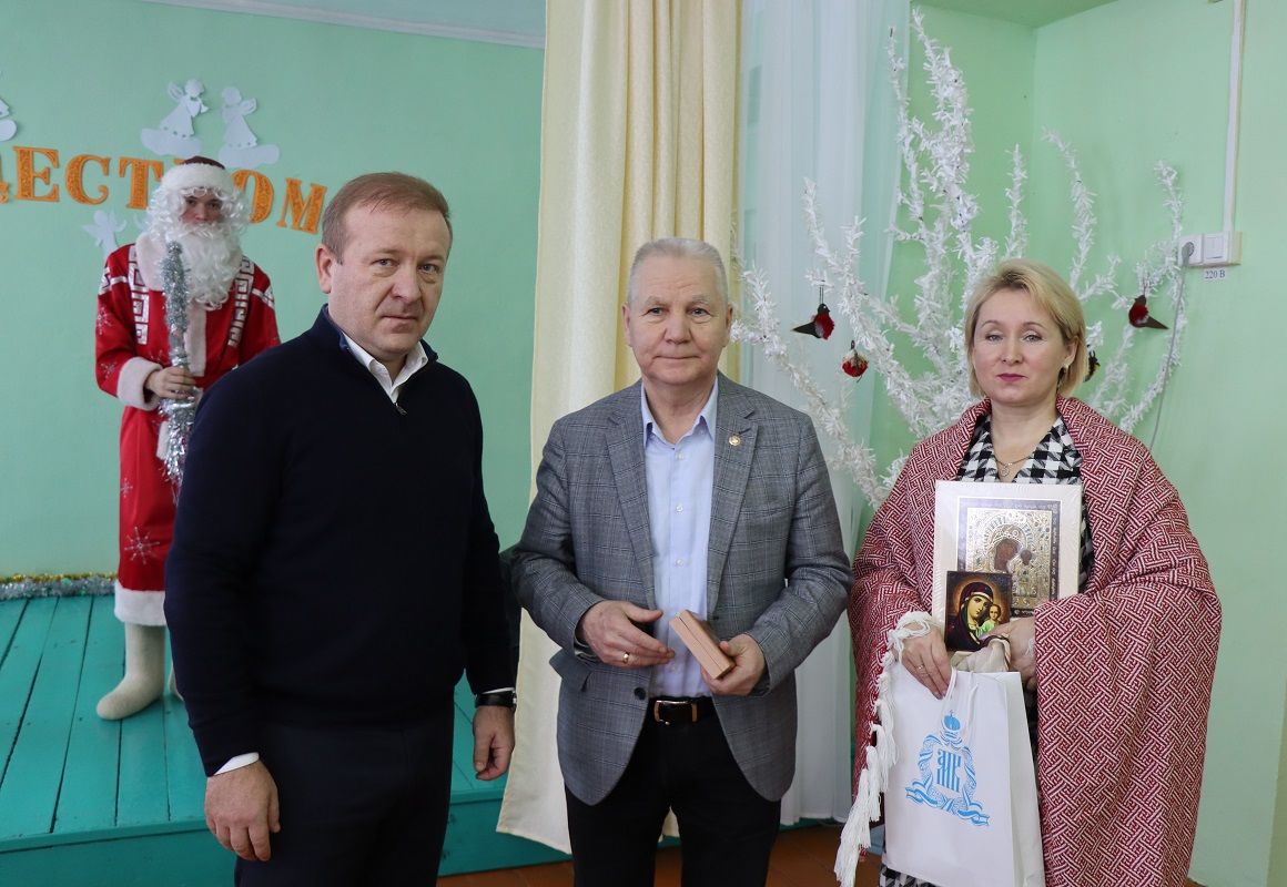 Марат Гафаров и Николай Угаслов посетили рождественский праздник в Городищенской СОШ