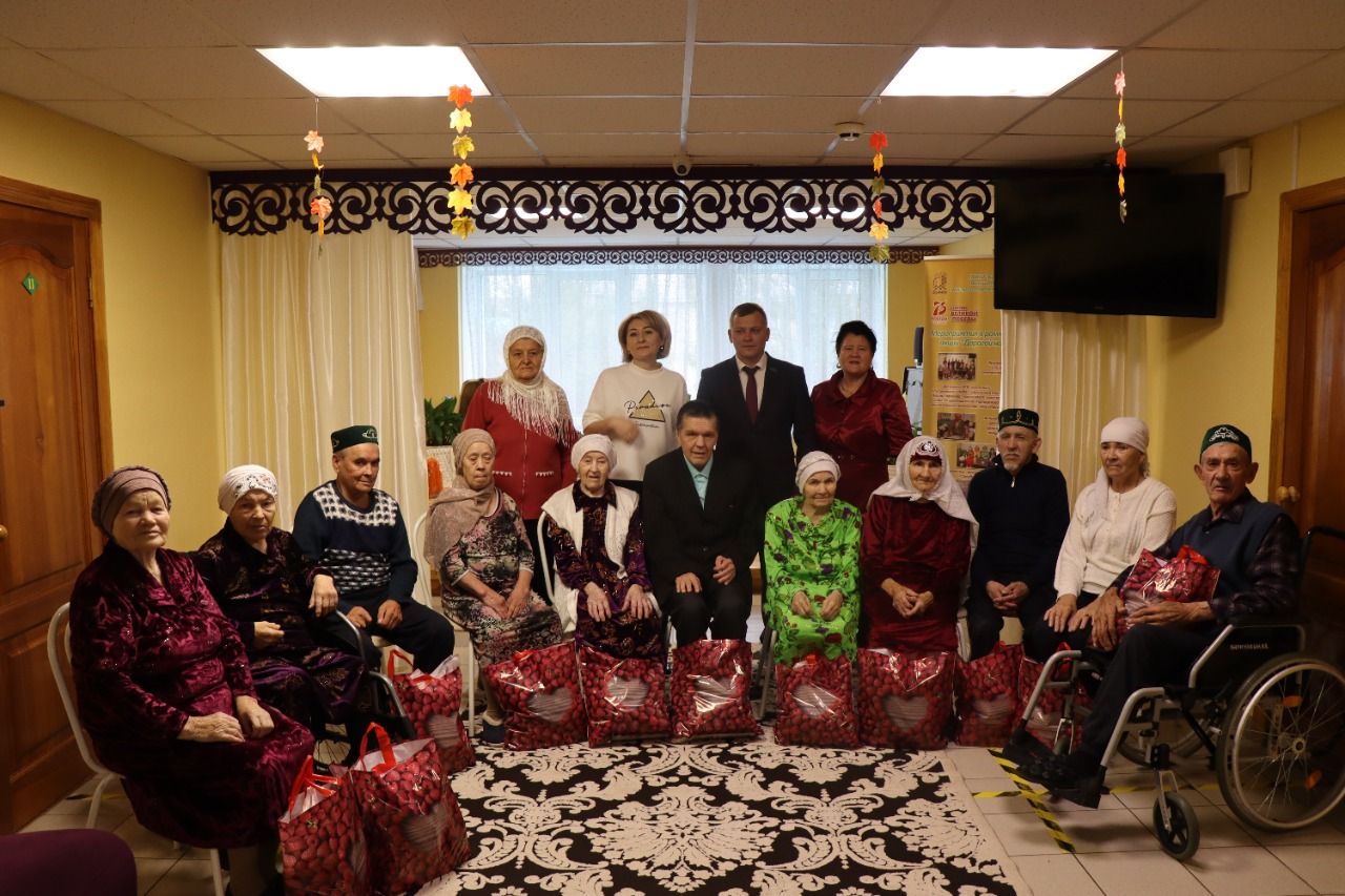Дрожжановцев, проживающих в Буинском доме-интернате, поздравили с Днем пожилых людей