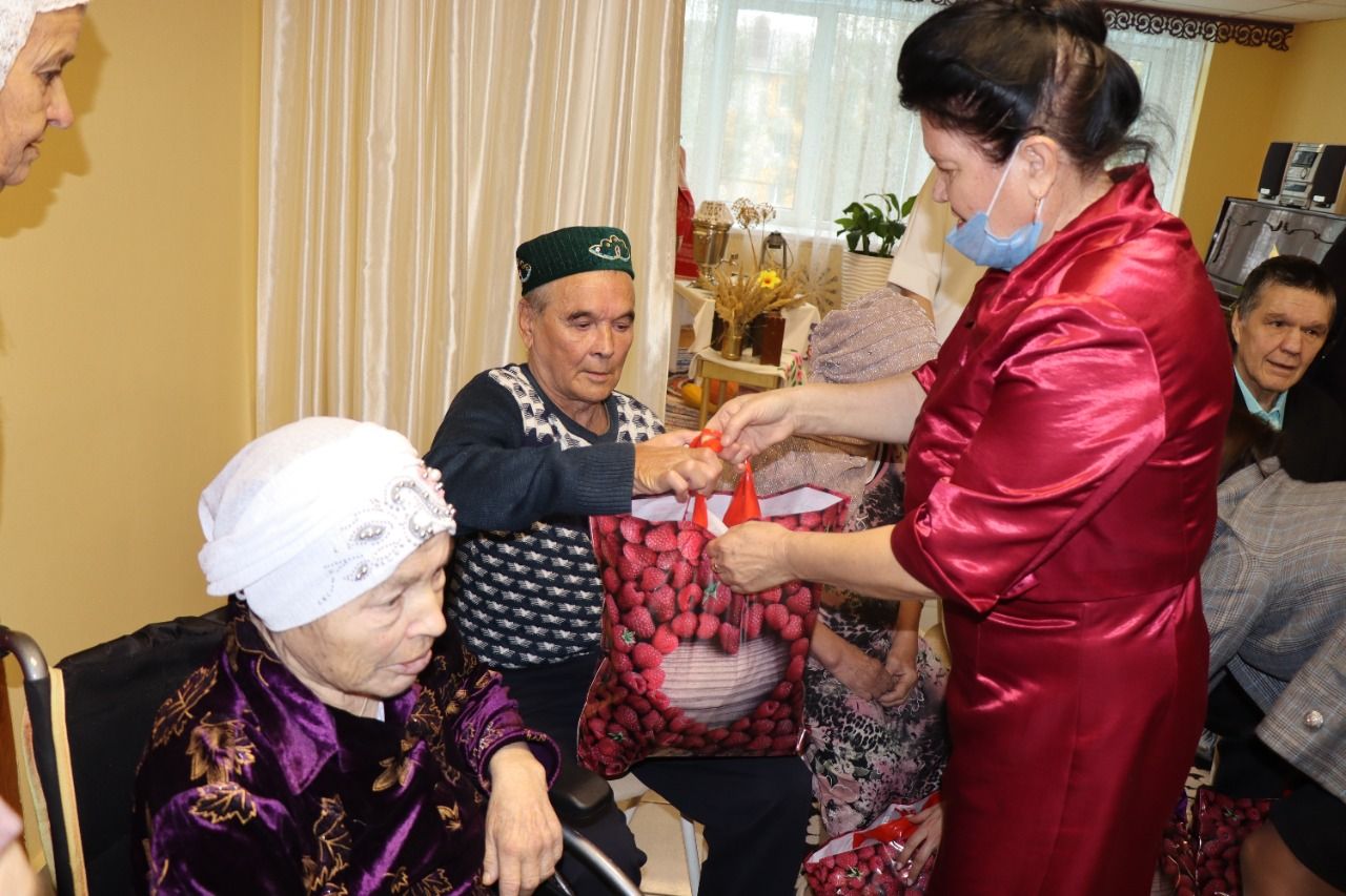 Дрожжановцев, проживающих в Буинском доме-интернате, поздравили с Днем пожилых людей