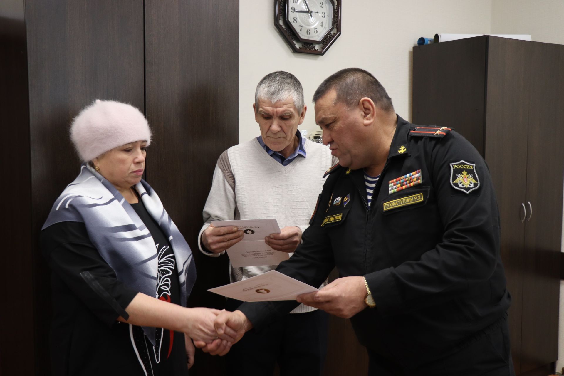 В Дрожжаном родителям погибшего в зоне СВО Михаила Чашкина вручили путевку в санаторий