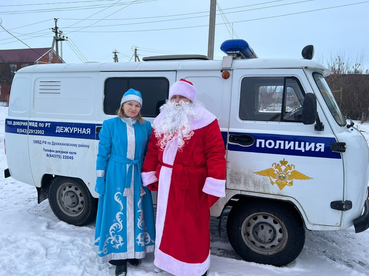 Дрожжановский полицейский Дед Мороз дарит детям подарки