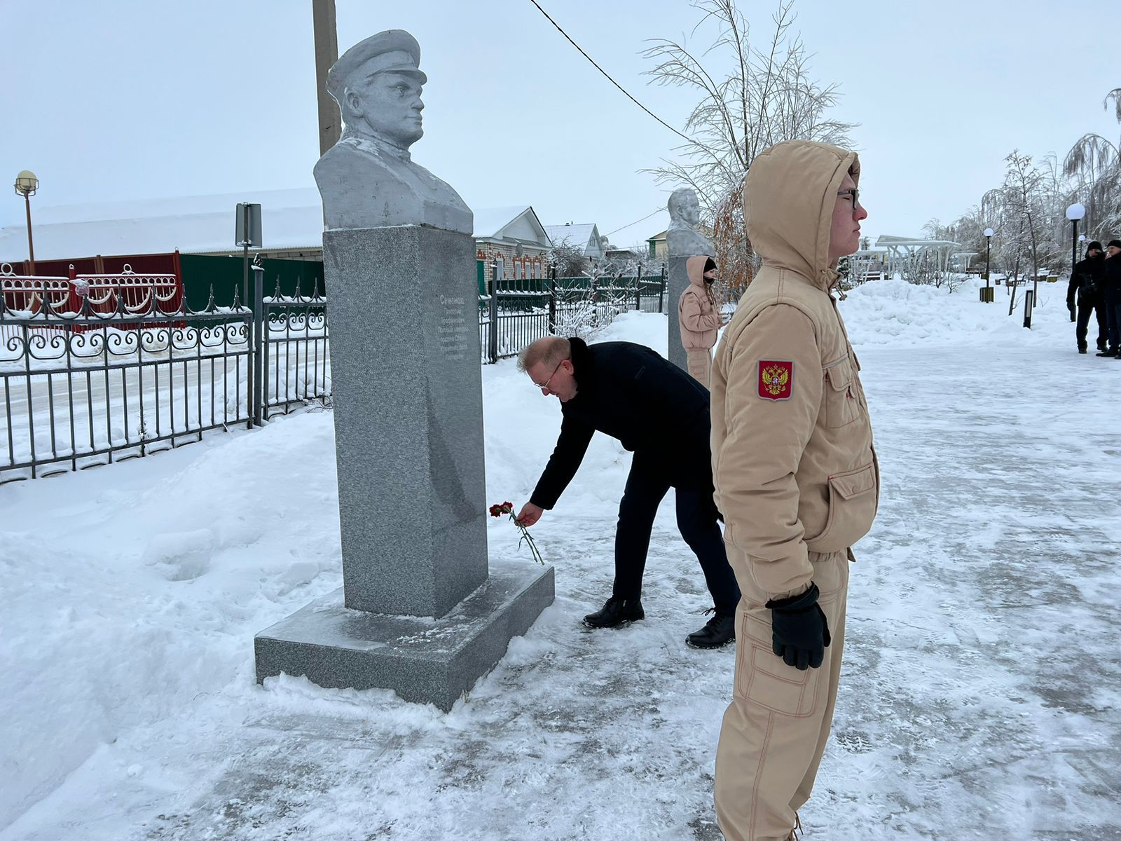 В Дрожжановском районе в день Героев Отечества возложили цветы к Вечному огню и бюстам Героев