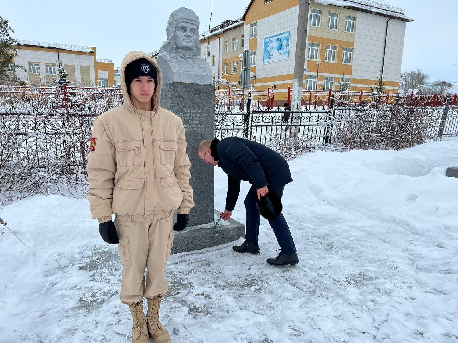 В Дрожжановском районе в день Героев Отечества возложили цветы к Вечному огню и бюстам Героев