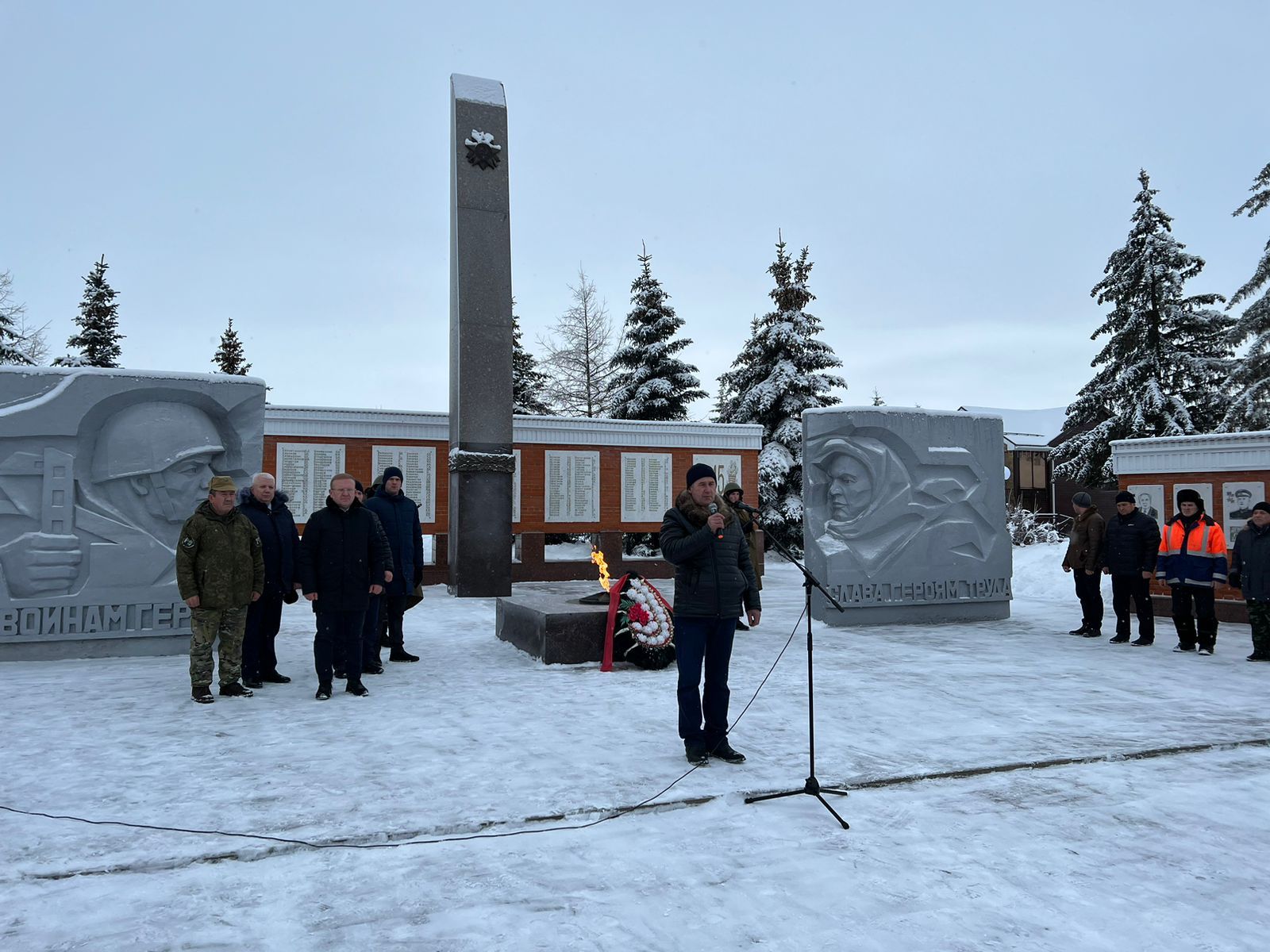 В Дрожжановском районе в день Героев Отечества возложили цветы к Вечному огню и бюстам Героев