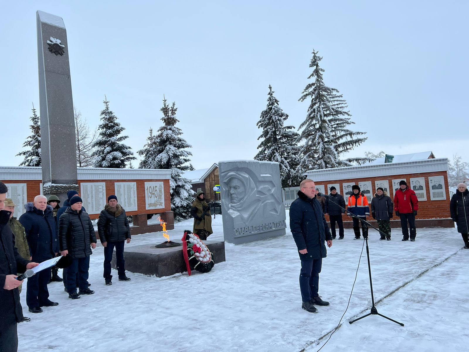В Дрожжановском районе в день Героев Отечества возложили цветы к Вечному огню и бюстам Героев