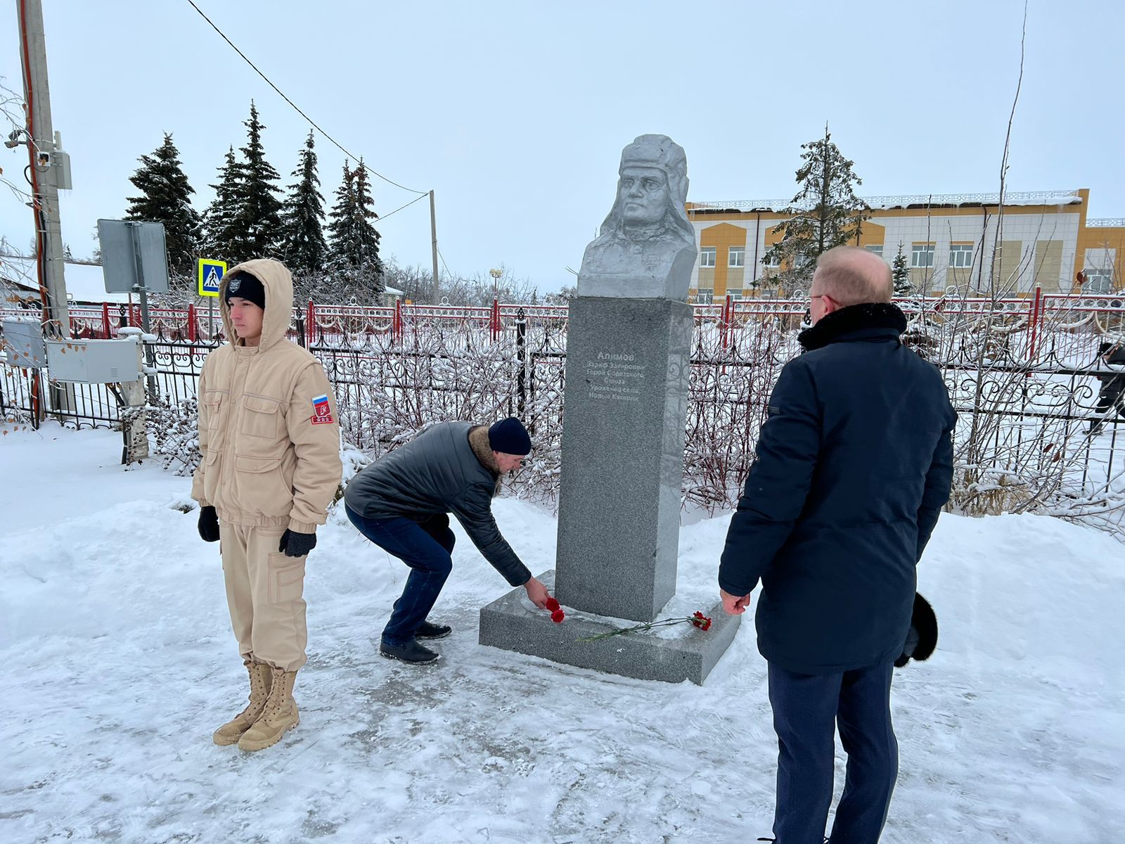 В Дрожжановском районе в день Героев Отечества возложили цветы к Вечному огню и бюстам Героев