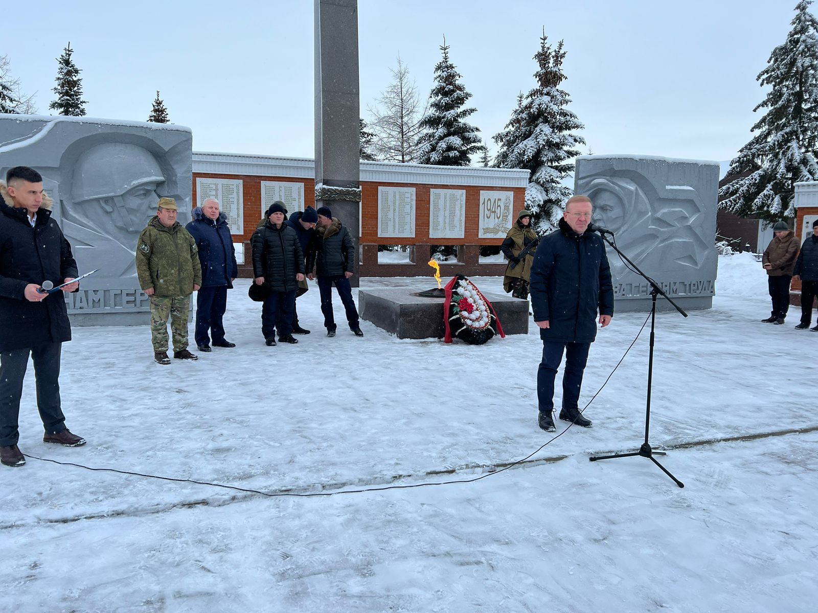 В Дрожжановском районе в день Героев Отечества возложили цветы к Вечному огню и бюстам Героев