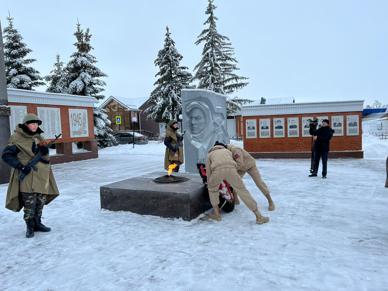 В Дрожжановском районе в день Героев Отечества возложили цветы к Вечному огню и бюстам Героев