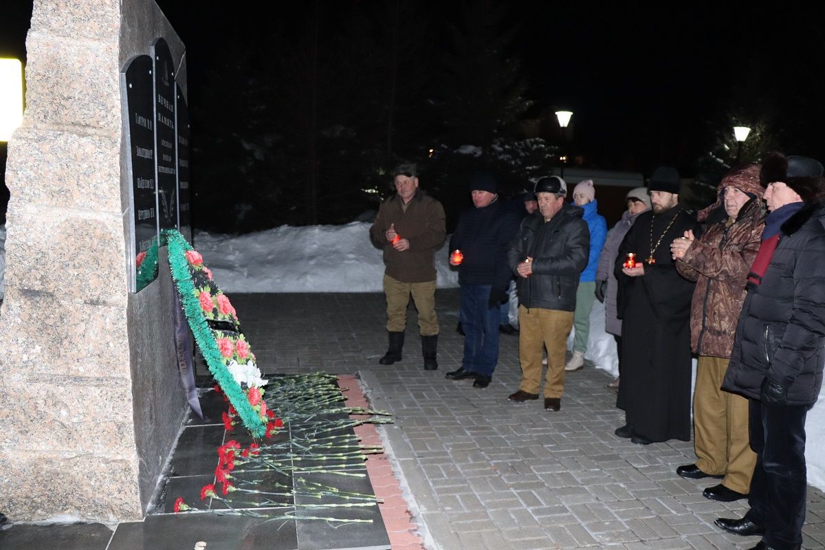 В Дрожжаном акцию «Афганская свеча памяти» и турнир по бадминтону посвятили воинам-интернационалистам