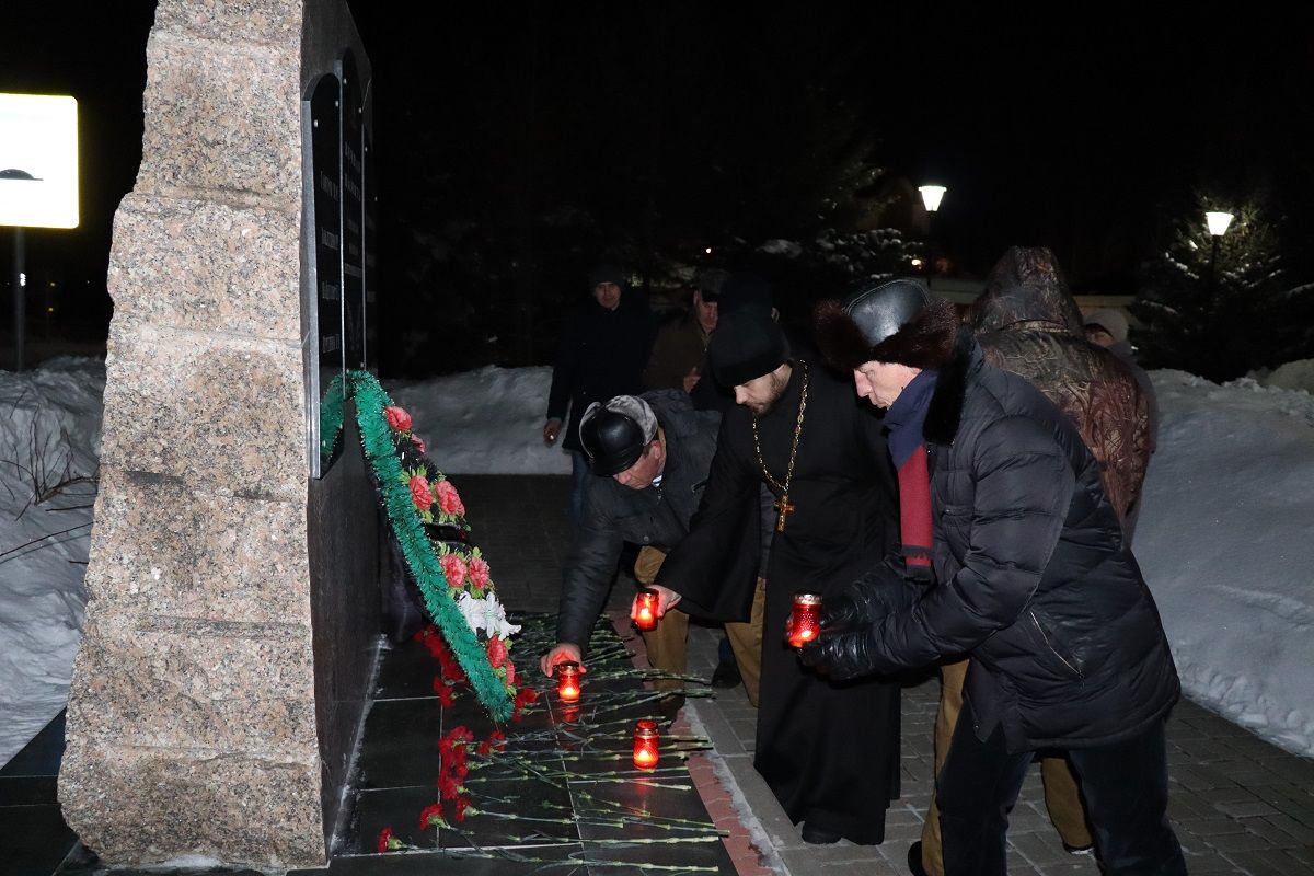 В Дрожжаном акцию «Афганская свеча памяти» и турнир по бадминтону посвятили воинам-интернационалистам