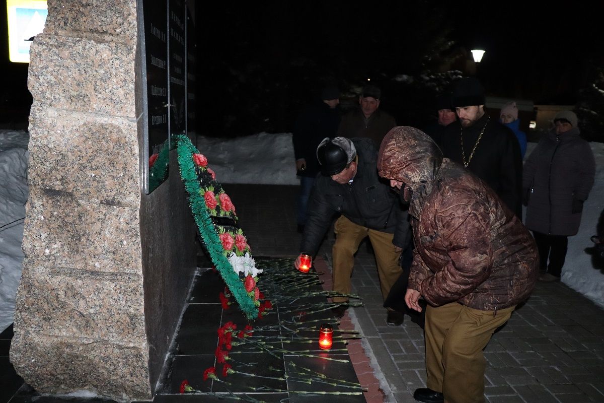 В Дрожжаном акцию «Афганская свеча памяти» и турнир по бадминтону посвятили воинам-интернационалистам