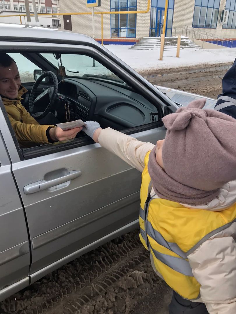 В Дрожжаном проходит акция «Шагающий автобус»