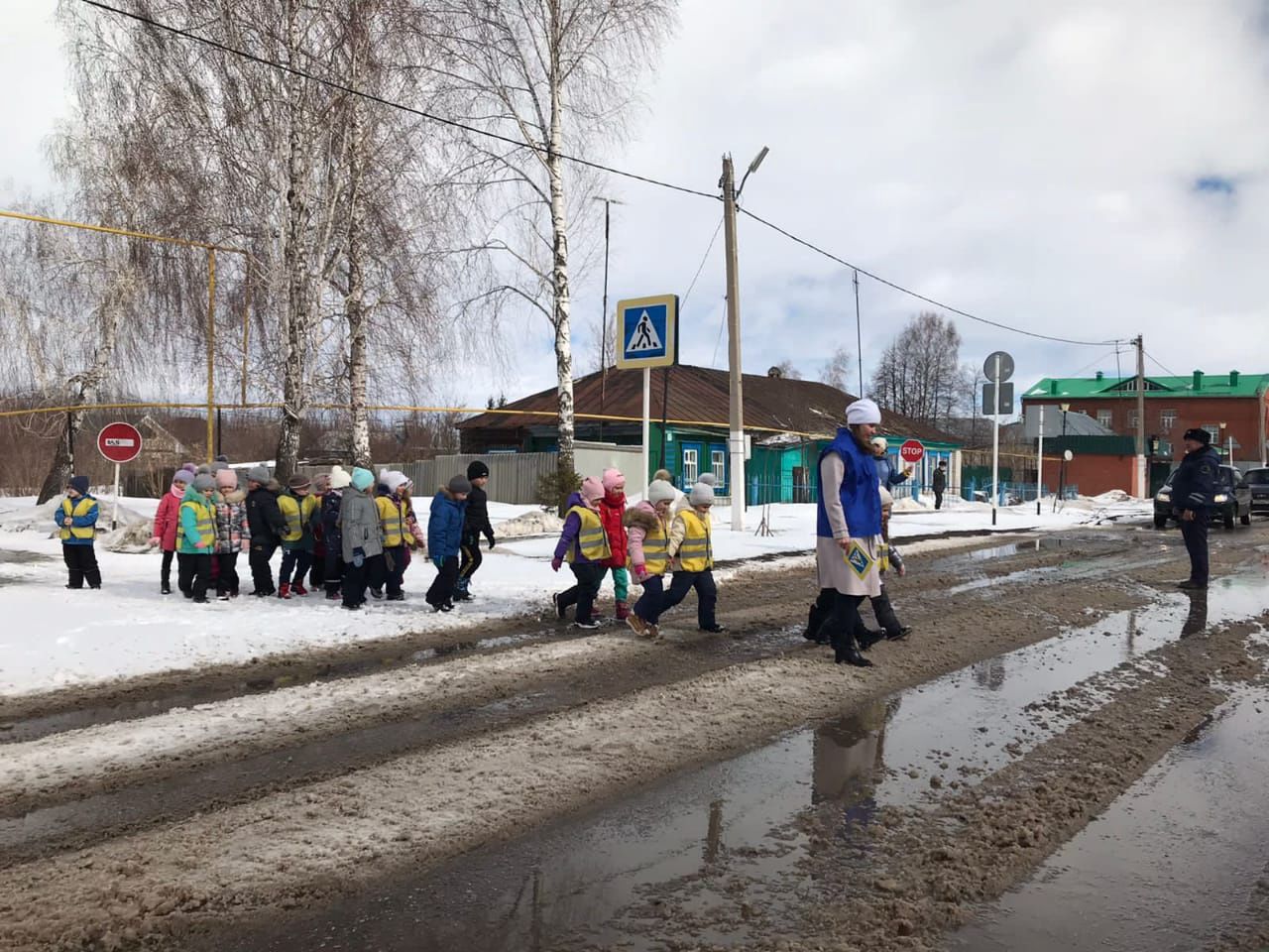 В Дрожжаном проходит акция «Шагающий автобус»