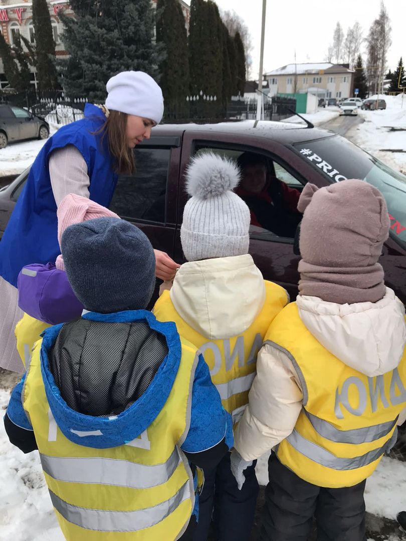 В Дрожжаном проходит акция «Шагающий автобус»