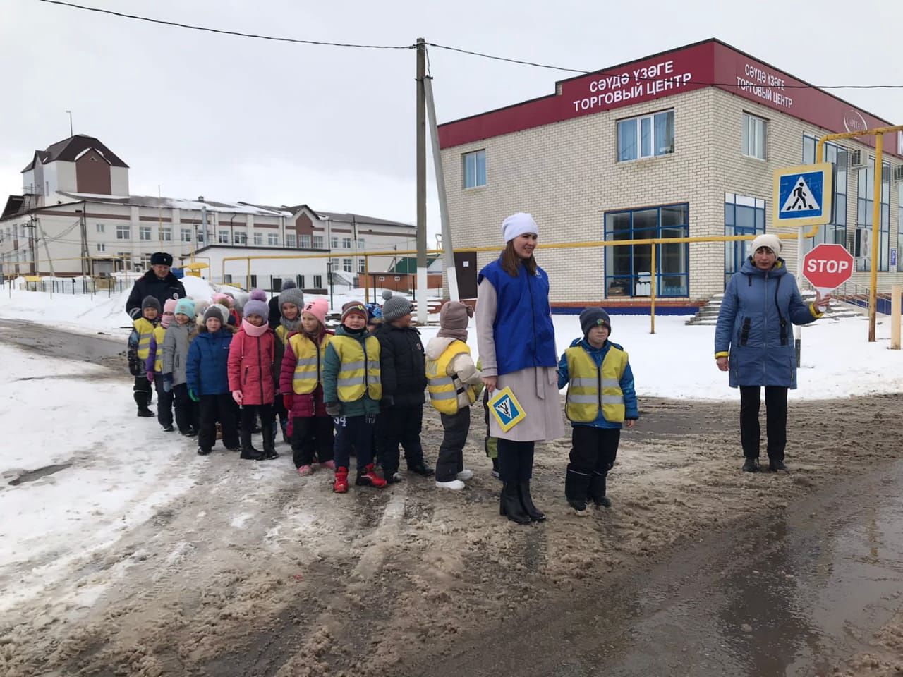 В Дрожжаном проходит акция «Шагающий автобус»