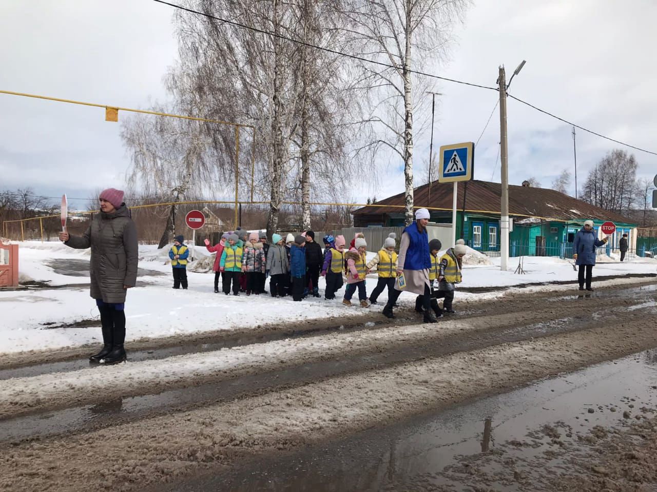 В Дрожжаном проходит акция «Шагающий автобус»