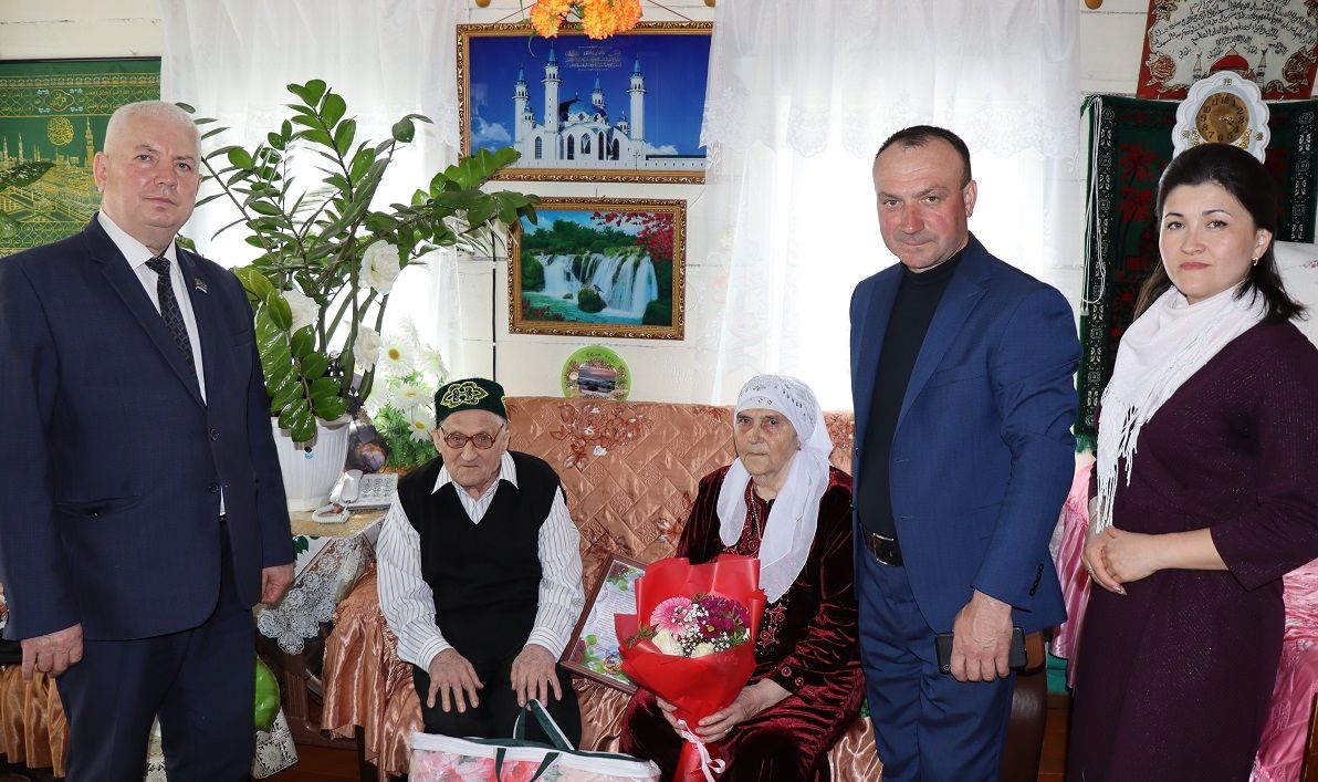 В международный день семьи в Дрожжаном чествовали супружеские пары, прожившие вместе 60 лет