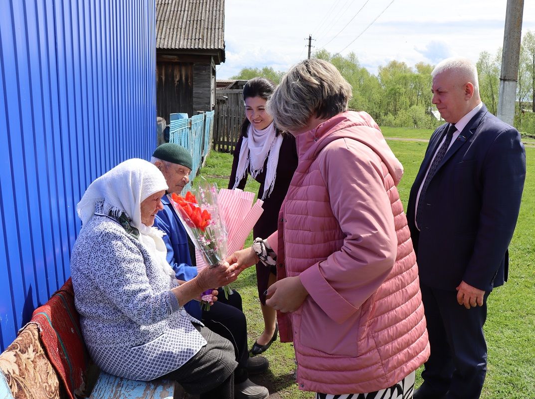 В международный день семьи в Дрожжаном чествовали супружеские пары, прожившие вместе 60 лет