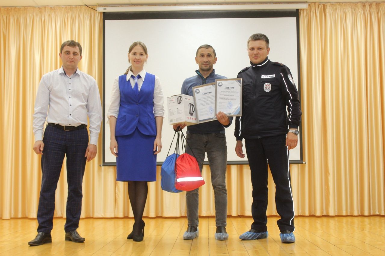 В Дрожжаном наградили лучший отряд юных инспекторов движения и их руководителей