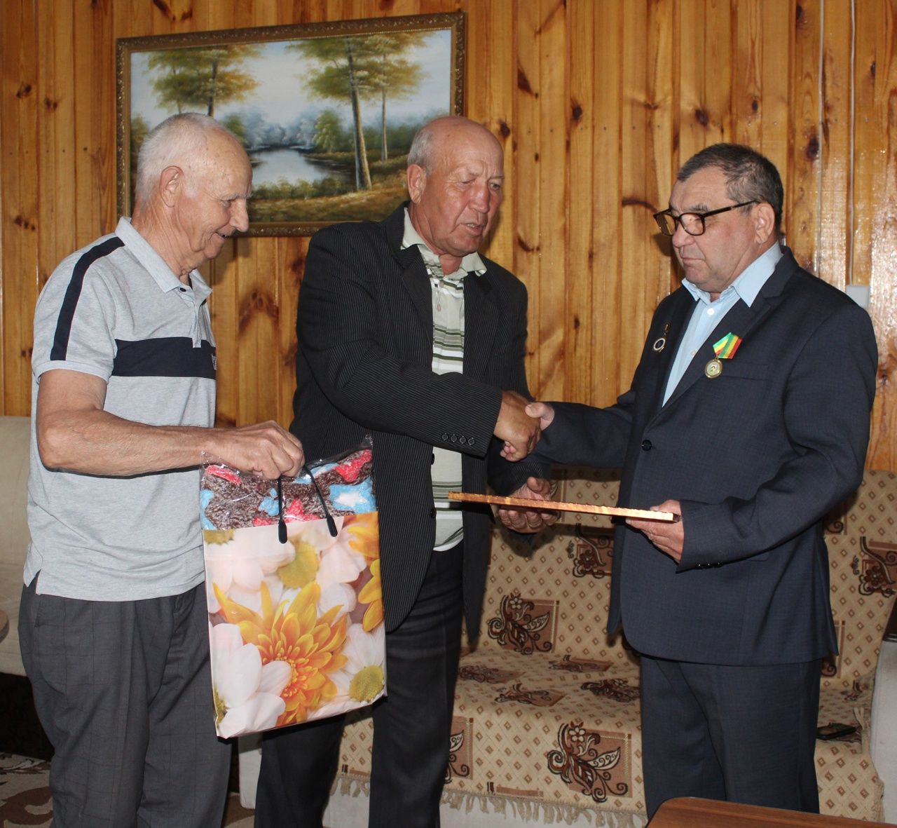 В Дрожжаном  ветерана газовой отрасли Амирзяна Шарафутдинова поздравили с юбилеем