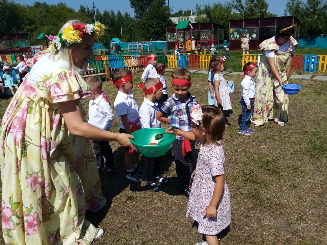 Игры с водой, загадки, плетение венков: в Дрожжаном детвора отметила праздник «Ивана Купала»