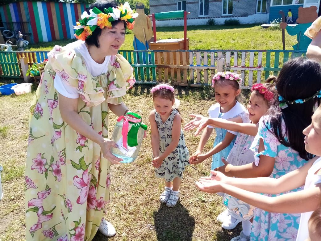 Игры с водой, загадки, плетение венков: в Дрожжаном детвора отметила праздник «Ивана Купала»