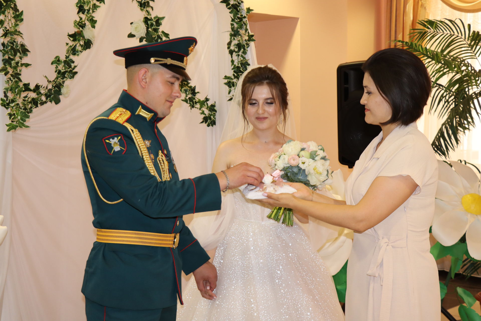 В Дрожжаном участник спецоперации сыграл свадьбу со своей невестой в День, семьи, любви и верности