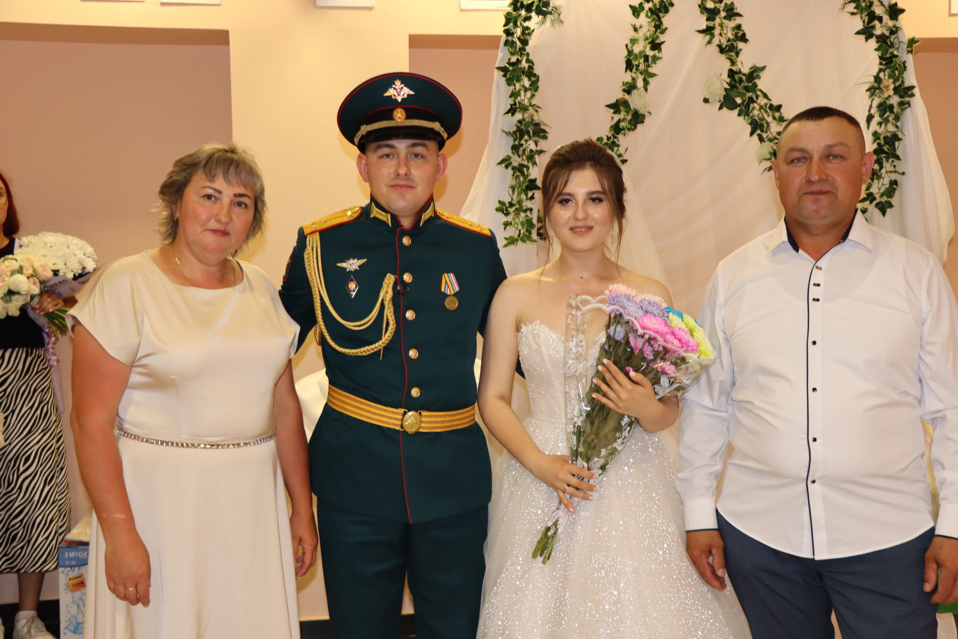 В Дрожжаном участник спецоперации сыграл свадьбу со своей невестой в День, семьи, любви и верности