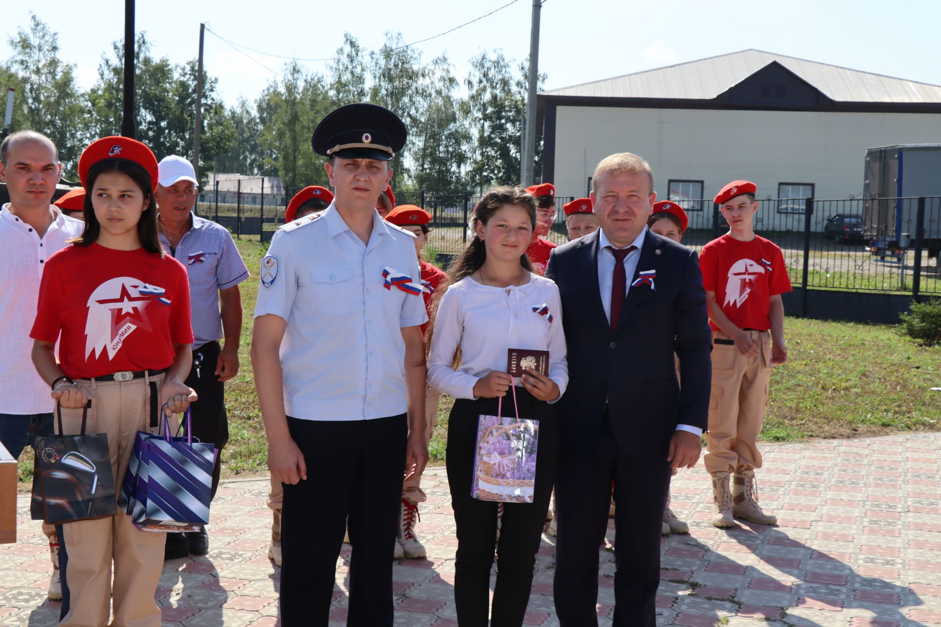 В День государственного флага РФ в Дрожжаном юным гражданам вручили паспорта