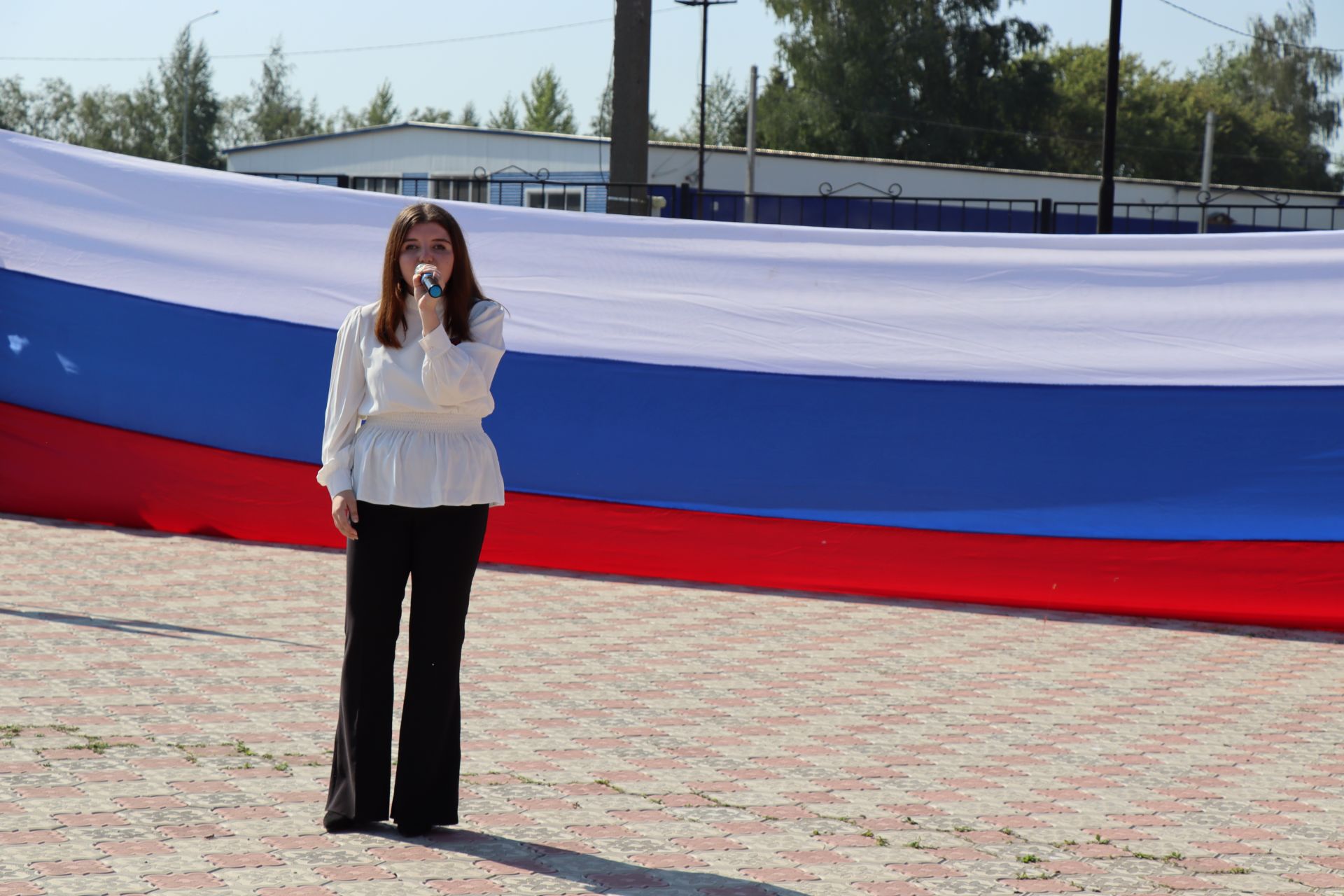 В День государственного флага РФ в Дрожжаном юным гражданам вручили паспорта