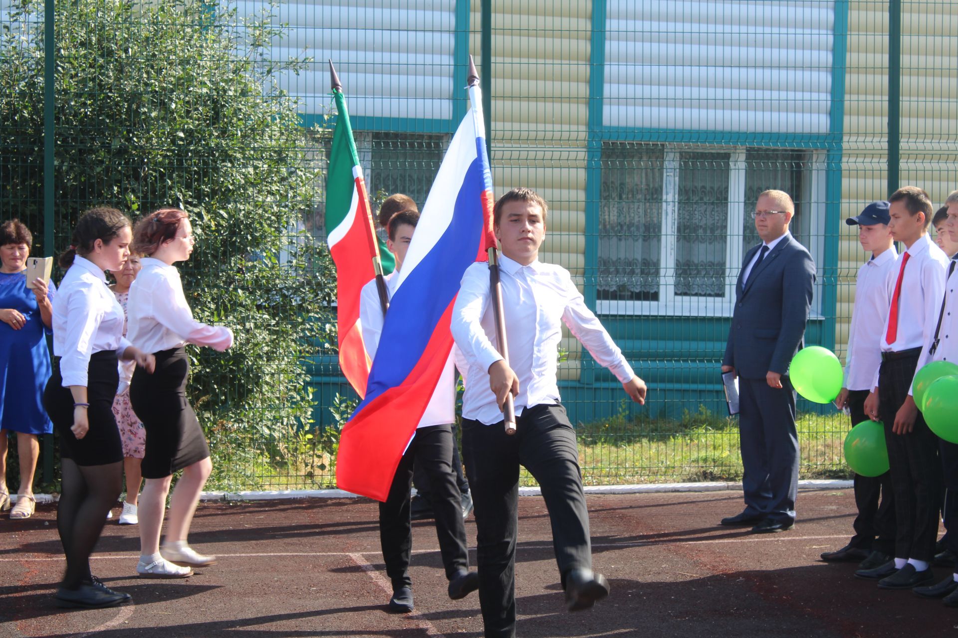 В Дрожжановском техникуме прошла традиционная торжественная линейка посвященная Дню Знаний