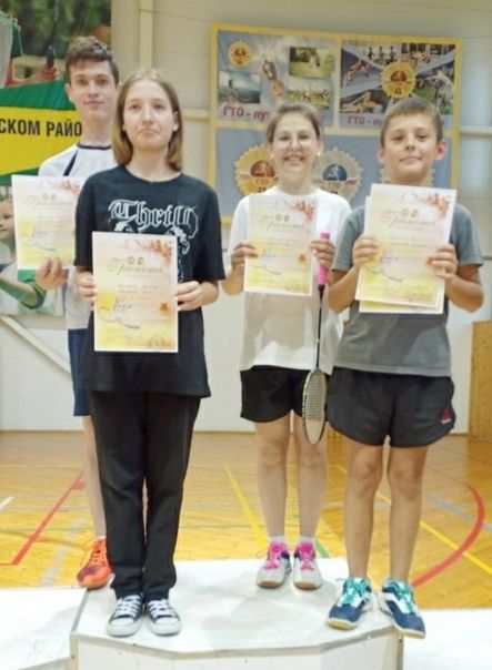 В Дрожжаном прошел турнир по бадминтону среди учащихся общеобразовательных школ района