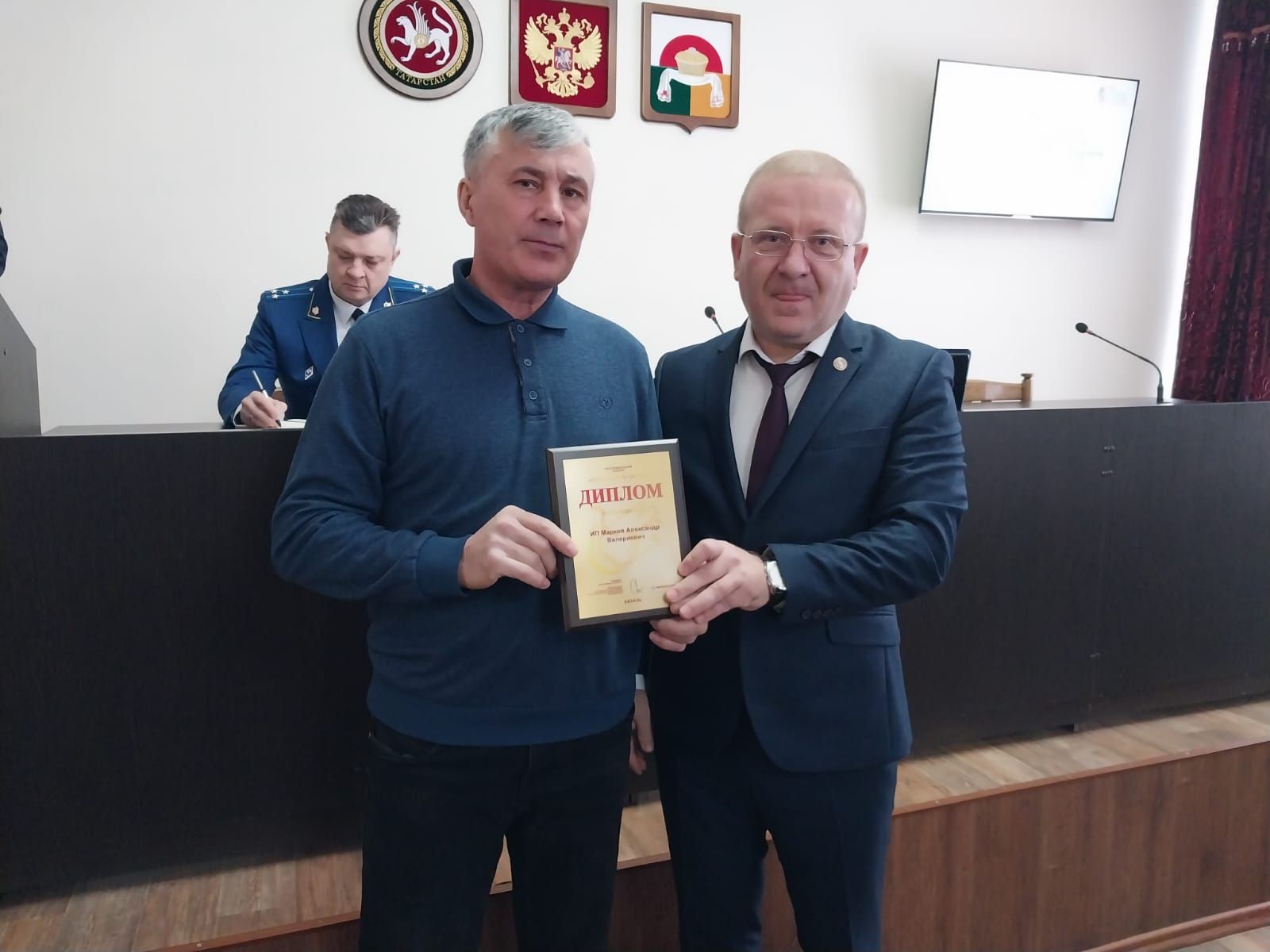 Глава Дрожжановского района Марат Гафаров вручил заслуженные награды