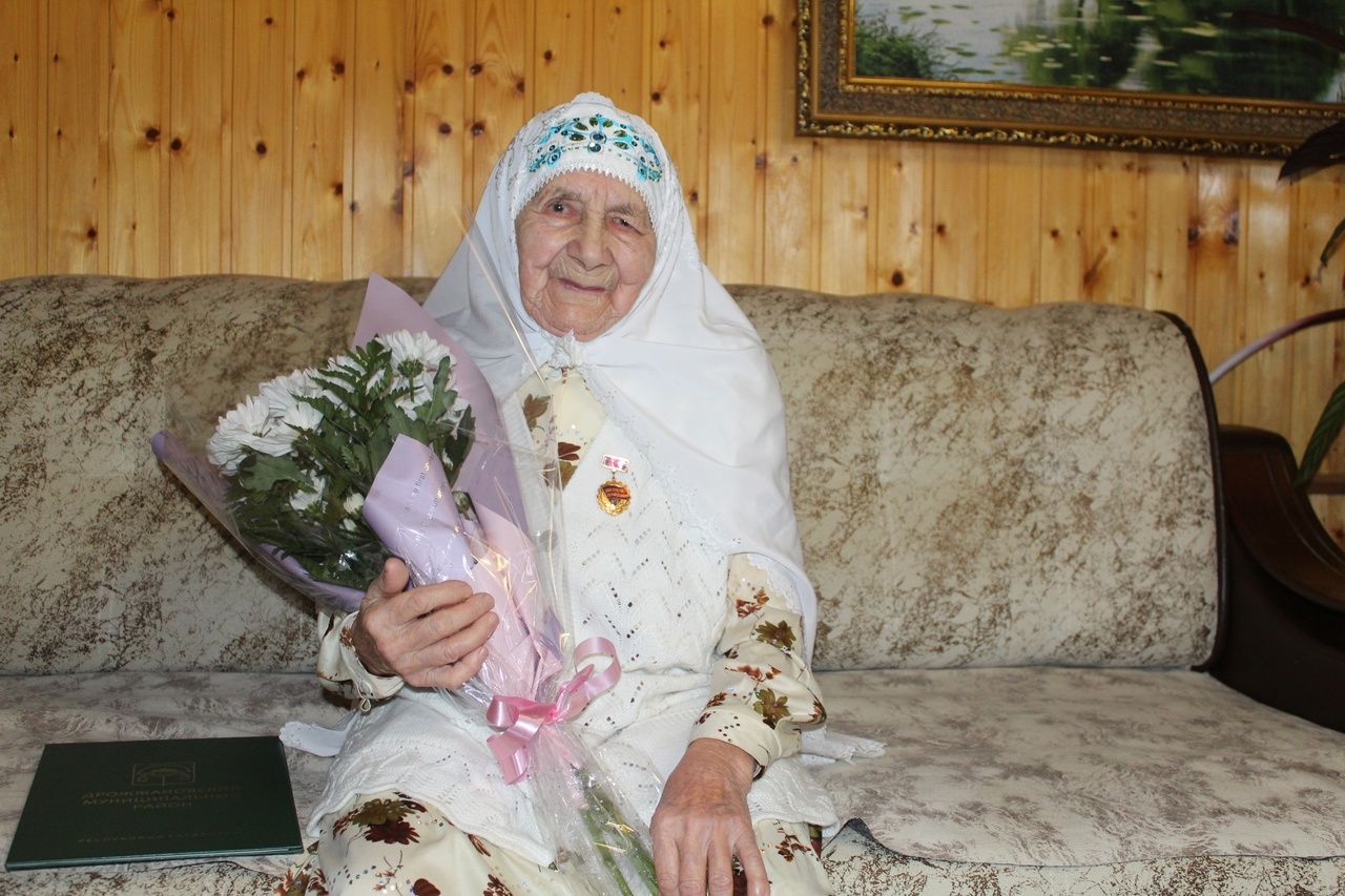 Иске Шәйморза авылында яшәүче Сабрия Кәрим кызы Сәлаховага 90 яшь тулды
