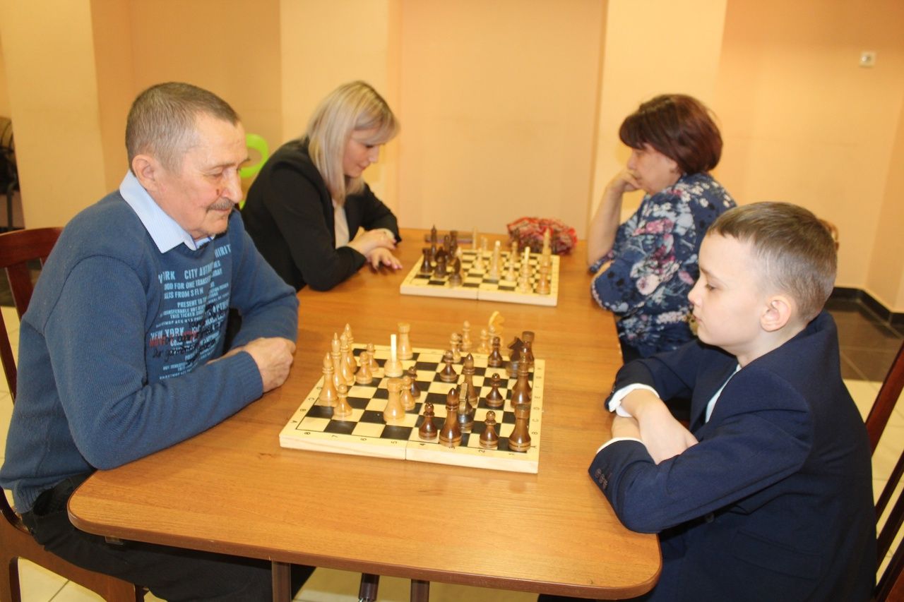 Дрожжановские пенсионеры и семейные команды сразились в шахматы