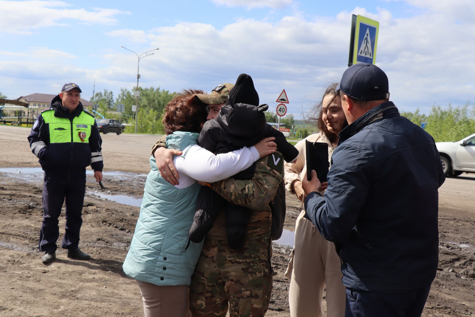 Долгожданная встреча: еще двое мобилизованных дрожжановцев вернулись в отпуск