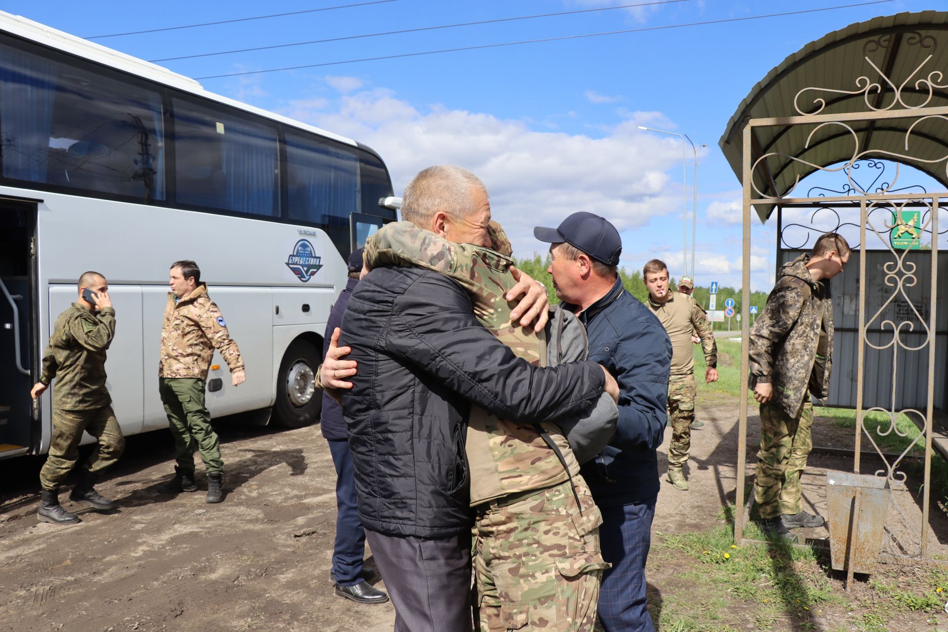 Долгожданная встреча: еще двое мобилизованных дрожжановцев вернулись в отпуск