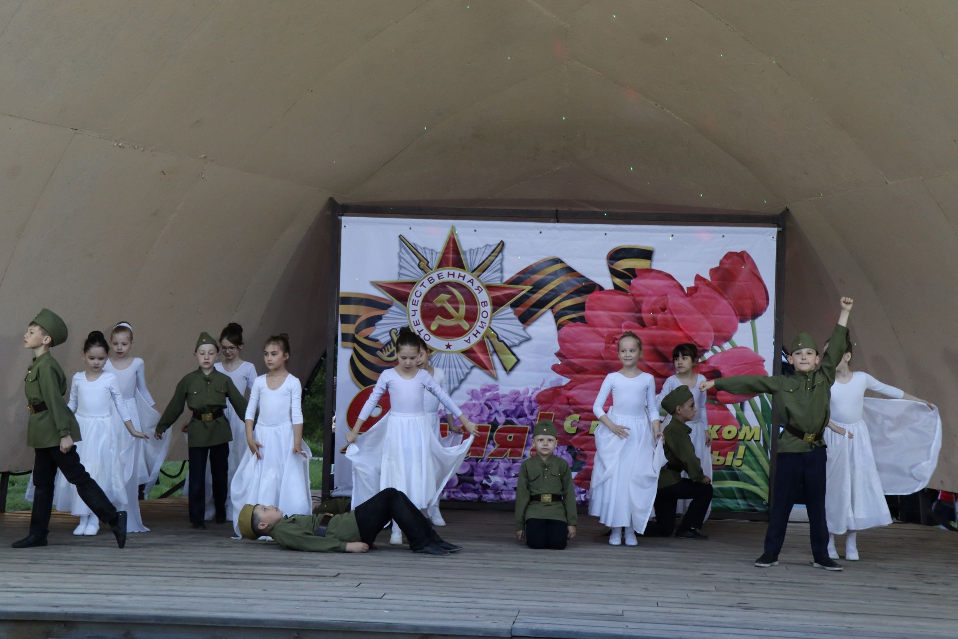 Праздничная программа 9 мая в Дрожжаном завершилась вальсом и салютом Победы