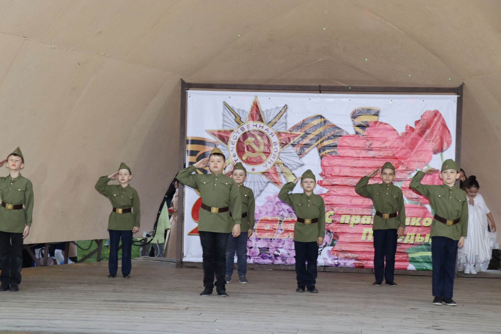 Праздничная программа 9 мая в Дрожжаном завершилась вальсом и салютом Победы