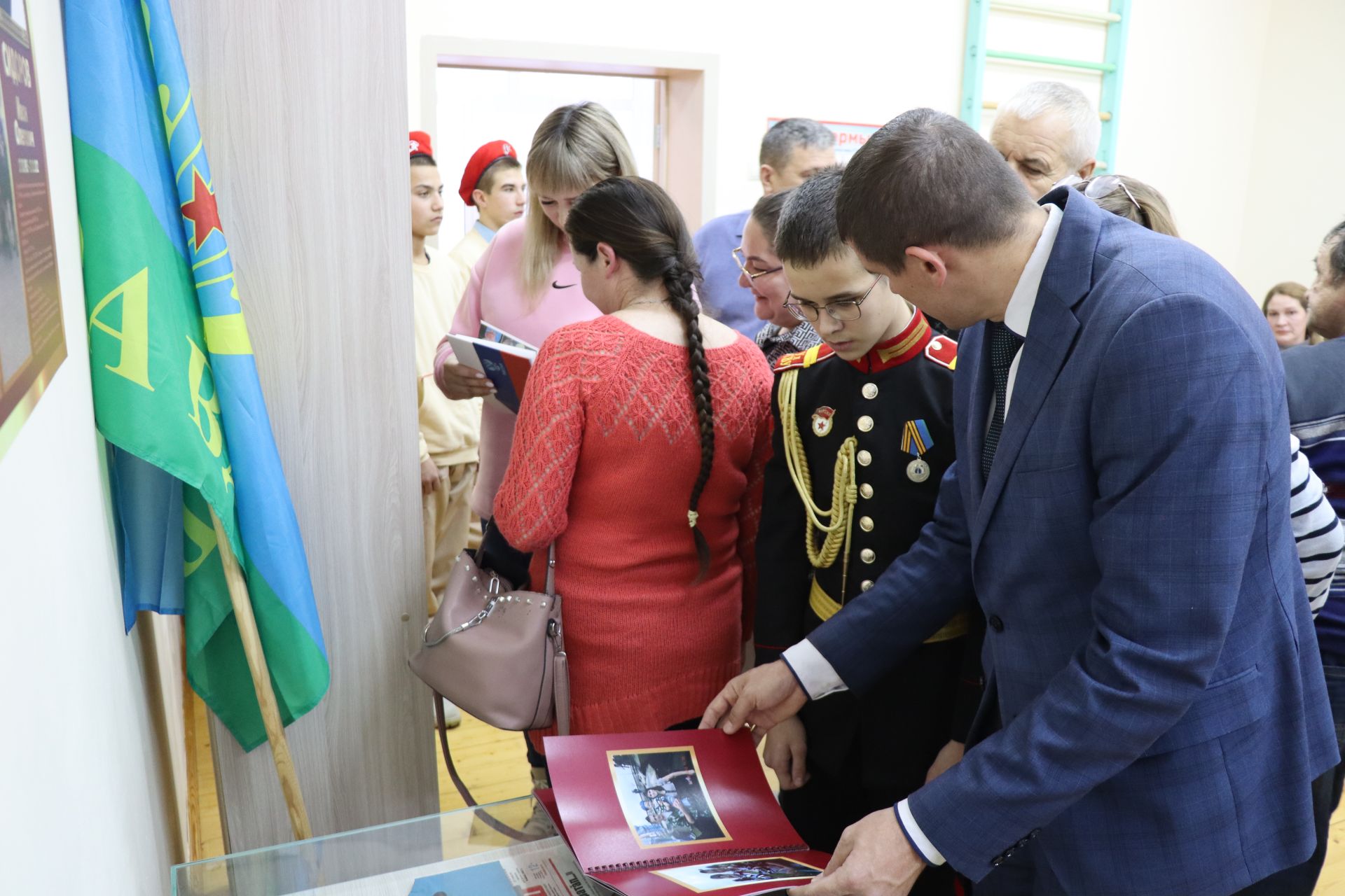 В Новобурундуковской начальной школе-детсаду открыли уголок памяти участнику СВО