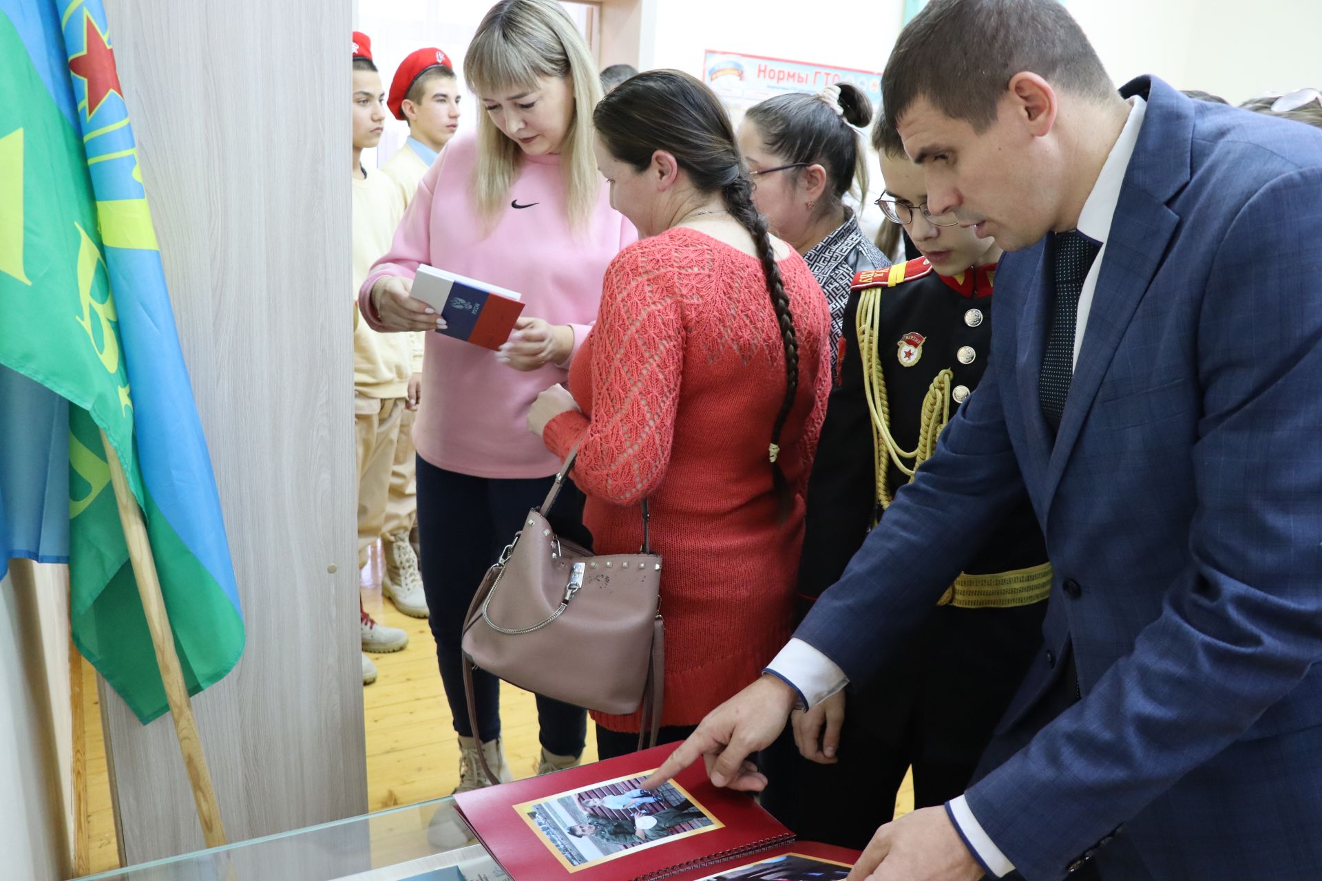 В Новобурундуковской начальной школе-детсаду открыли уголок памяти участнику СВО